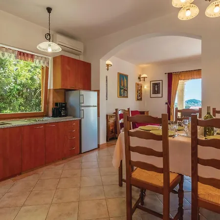 Holiday home Stunning In With Kitchen Preko