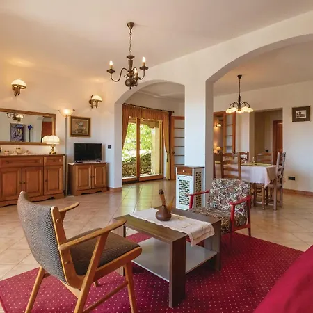 Holiday home Stunning In With Kitchen