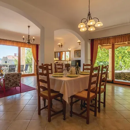 Holiday home Stunning In With Kitchen